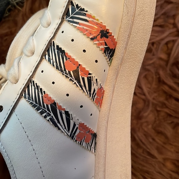 Very good cond kids size 6 fits as 7 1/2 womens Addidas superstar design shoes - Picture 6 of 8